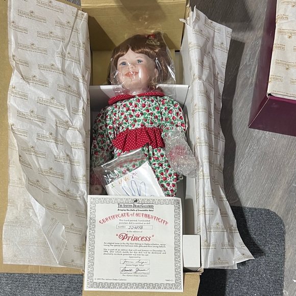 Ashton-Drake Galleries Porcelain Doll, Princess, My Heart Belongs to Daddy - Picture 8 of 8